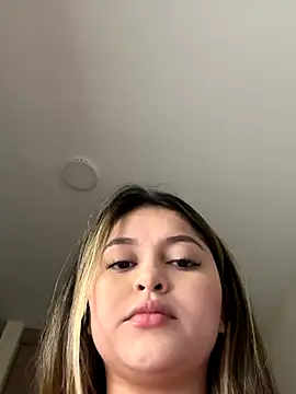 Snapshot of lunablossom_ chatting on November 24, 2025, 10:43 pm lunablossom online show from November 24, 2025, 10:43 pm