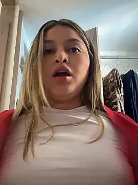 Snapshot of lunablossom_ chatting on January 18, 2026, 8:12 pm lunablossom online show from January 18, 2026, 8:12 pm