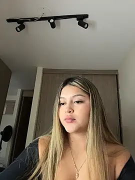 Snapshot of lunablossom_ chatting on February 22, 2026, 10:55 pm lunablossom online show from February 22, 2026, 10:55 pm