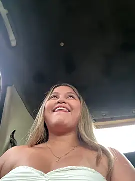 Snapshot of lunablossom_ chatting on January 31, 2026, 8:51 pm lunablossom online show from January 31, 2026, 8:51 pm