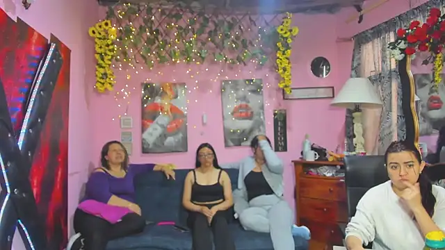 lesbiancuple online show from April 7, 2026, 11:56 am