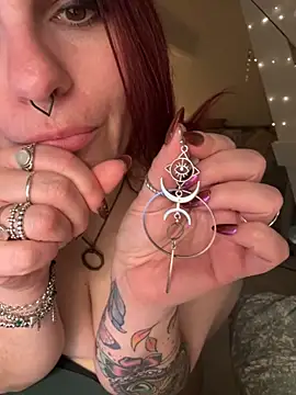 LunaMoongirl online show from October 17, 2025, 9:05 pm