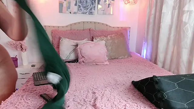 Dulce Morrys online show from February 22, 2025, 8:20 pm