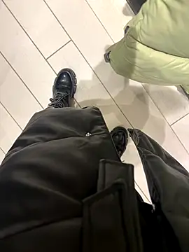 Snapshot of CrazzyChicks chatting on October 17, 2025, 7:44 am CrazzyChicks online show from October 17, 2025, 7:44 am