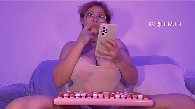 Snapshot of Lilmuh_ chatting on October 18, 2025, 11:29 pm Lilmuh online show from October 18, 2025, 11:29 pm