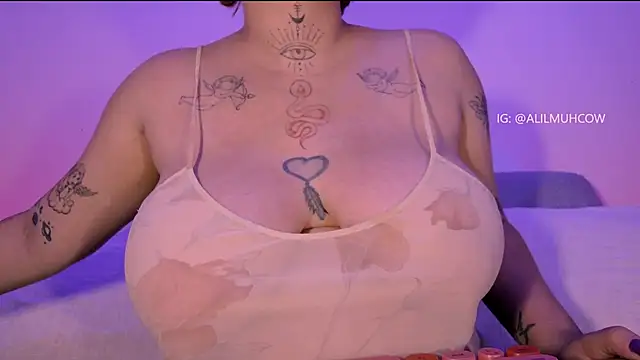 Snapshot of Lilmuh_ chatting on October 2, 2025, 10:57 pm Lilmuh online show from October 2, 2025, 10:57 pm