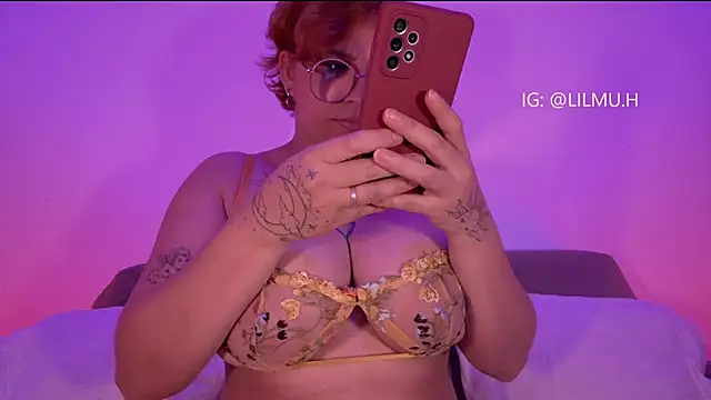 Snapshot of Lilmuh_ chatting on October 15, 2025, 12:20 am Lilmuh online show from October 15, 2025, 12:20 am