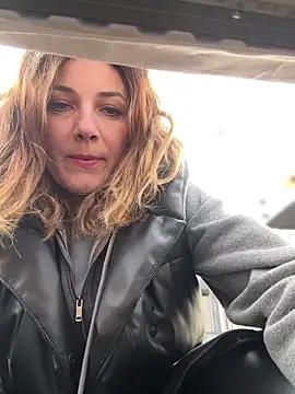 DaisyVibesss online show from February 2, 2025, 9:29 am