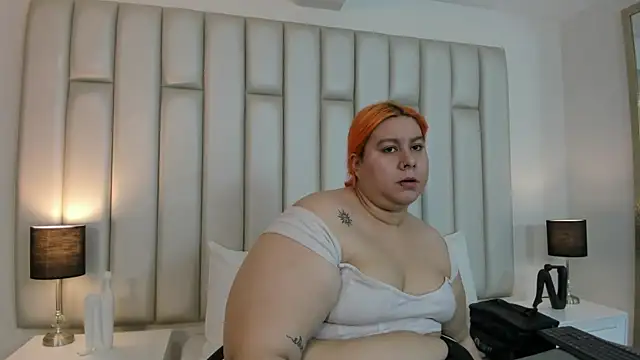 aandreaperez online show from September 19, 2025, 11:36 am