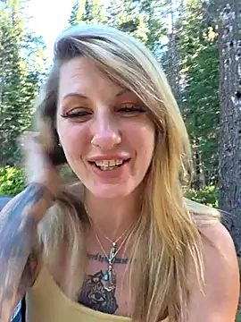 Snapshot of SheIsSomething chatting on July 5, 2026, 12:59 am SheIsSomething online show from July 5, 2026, 12:59 am