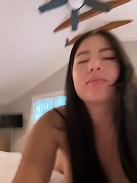 Snapshot of clairewntr chatting on February 5, 2025, 10:44 pm clairewntr online show from February 5, 2025, 10:44 pm