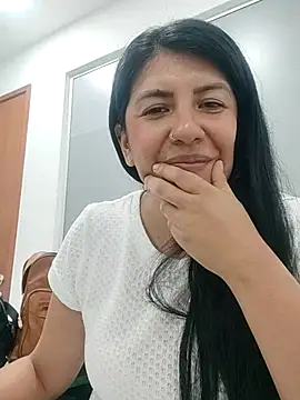 aisha latina online show from March 6, 2025, 2:29 pm