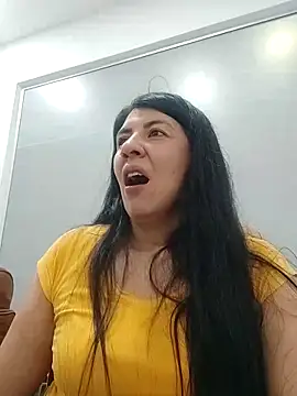 aisha latina online show from March 3, 2025, 3:32 pm