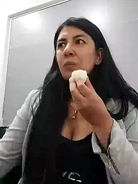 aisha latina online show from February 21, 2025, 1:33 pm