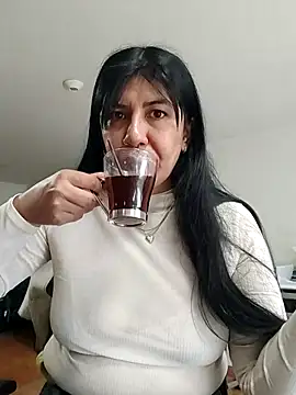 aisha latina online show from April 10, 2026, 2:24 pm