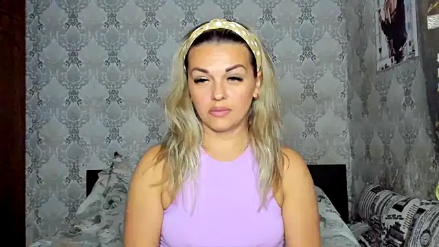 NicoletMoore online show from September 22, 2025, 7:20 pm