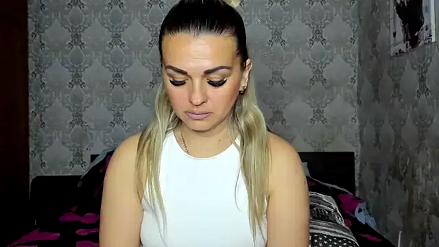 NicoletMoore online show from April 9, 2026, 7:09 pm