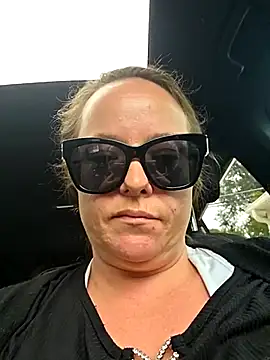 julimonroe online show from October 7, 2025, 3:02 pm