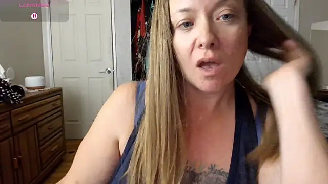 julimonroe online show from October 4, 2025, 4:03 am