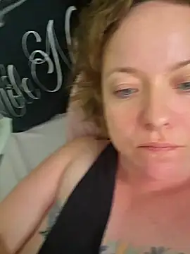Snapshot of julimonroe chatting on April 29, 2026, 5:52 pm julimonroe online show from April 29, 2026, 5:52 pm