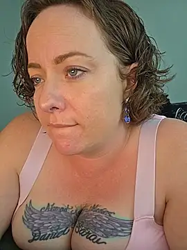 Snapshot of julimonroe chatting on May 17, 2026, 12:32 am julimonroe online show from May 17, 2026, 12:32 am