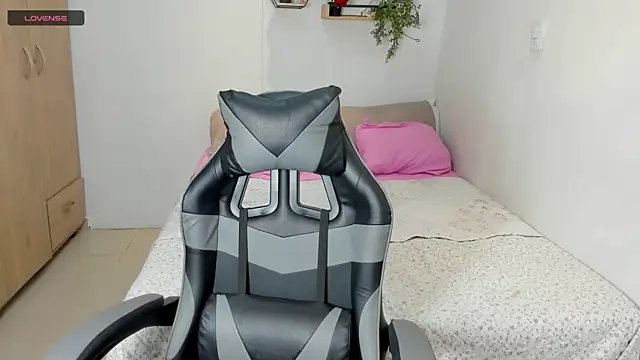 lara rose1 online show from October 25, 2025, 10:43 pm