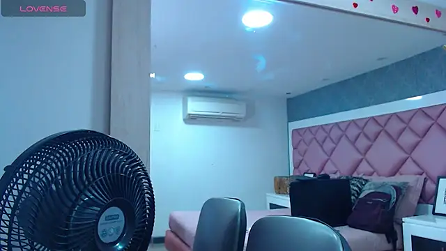 Snapshot of DanielaDuff chatting on October 28, 2025, 7:46 pm DanielaDuff online show from October 28, 2025, 7:46 pm