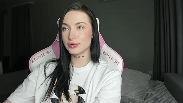 JenniferQueen11 online show from March 16, 2025, 1:38 pm