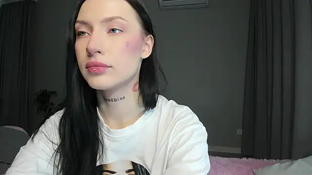 JenniferQueen11 online show from September 12, 2025, 11:32 am