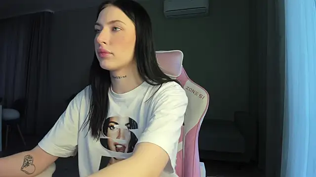 JenniferQueen11 online show from February 27, 2025, 10:11 am