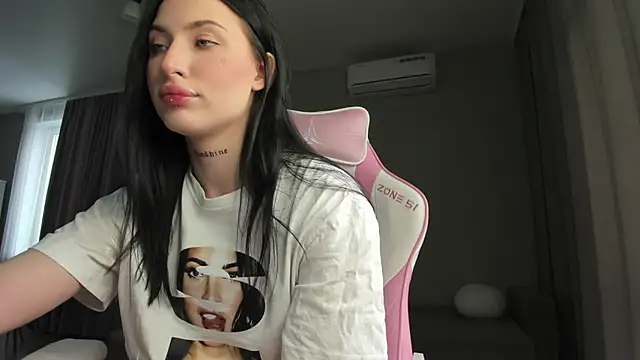 JenniferQueen11 online show from March 4, 2025, 10:02 am