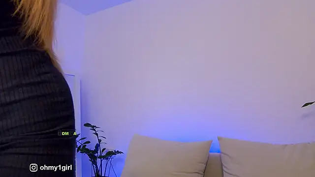 Fallinlove1 online show from November 28, 2025, 3:01 pm