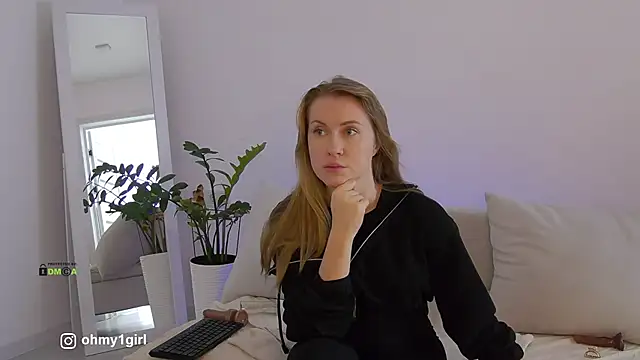 Snapshot of Fallinlove1 chatting on February 27, 2026, 10:15 am Fallinlove1 online show from February 27, 2026, 10:15 am