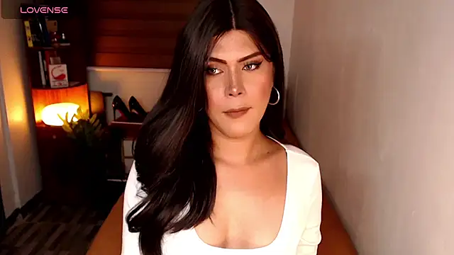 SweetieZeveey  online show from May 23, 2026, 7:35 pm