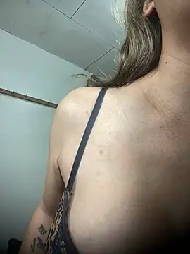 Snapshot of HugeKatarinaTS chatting on February 14, 2026, 9:42 am HugeKatarinaTS online show from February 14, 2026, 9:42 am