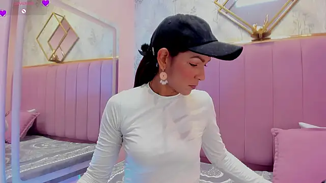 HannaPetit online show from April 15, 2026, 7:18 pm