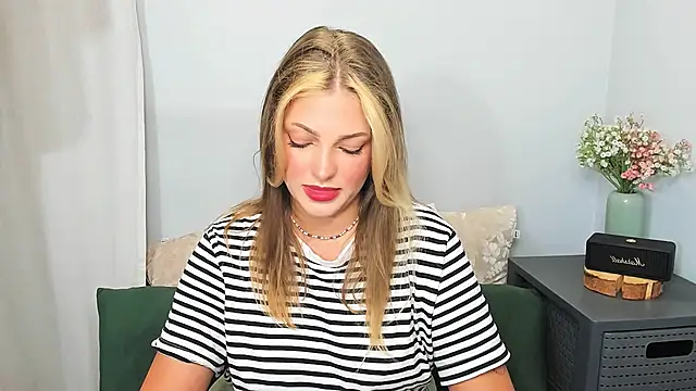 LilyBlondee online show from May 30, 2026, 6:02 pm