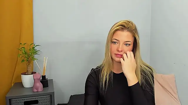 LilyBlondee online show from December 8, 2024, 10:47 pm