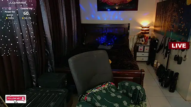 Snapshot of xCumOnOverMex chatting on December 2, 2025, 4:36 am xCumOnOverMex online show from December 2, 2025, 4:36 am