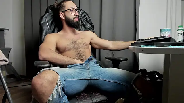 liamaesthetic online show from February 8, 2025, 6:43 am