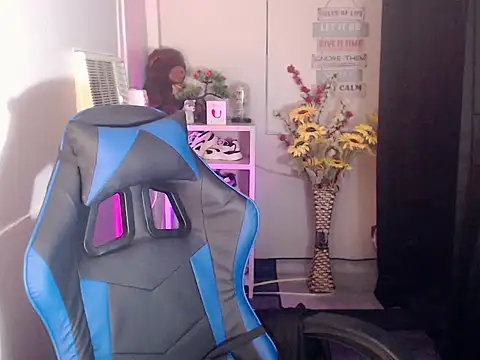 Lemonadexxx online show from November 18, 2025, 8:28 am