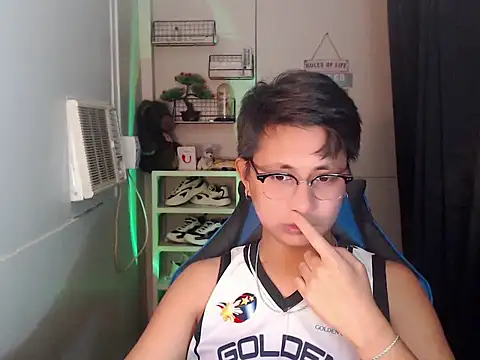 khael moreno online show from December 2, 2025, 4:03 am