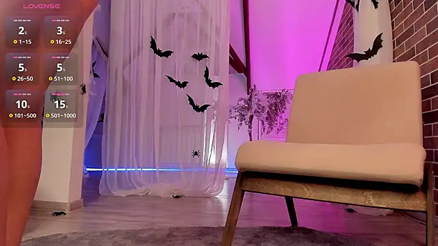 Snapshot of AzaliaSwallows chatting on October 25, 2025, 2:28 pm AzaliaSwallows online show from October 25, 2025, 2:28 pm