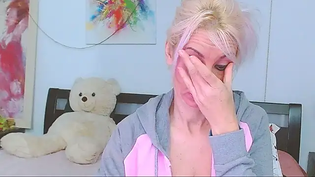 HoneyLara online show from November 19, 2025, 8:09 pm