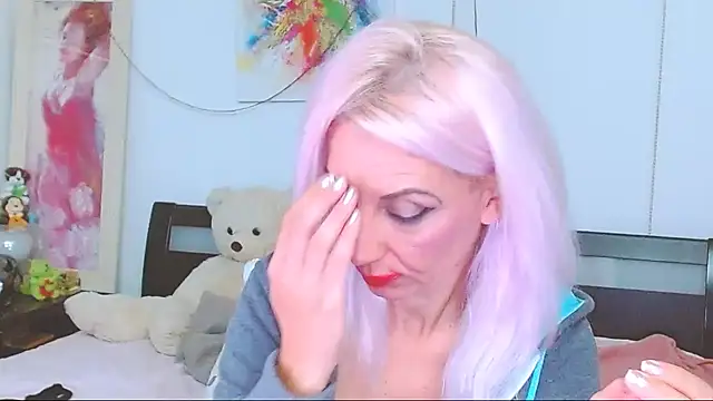 HoneyLara online show from October 3, 2025, 7:59 pm