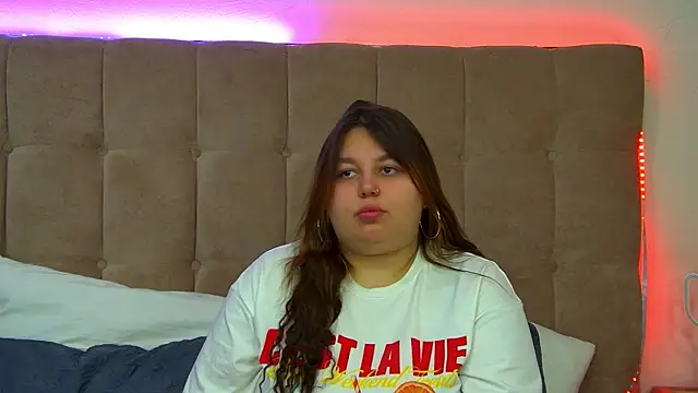 LillianKim online show from September 18, 2025, 6:33 pm