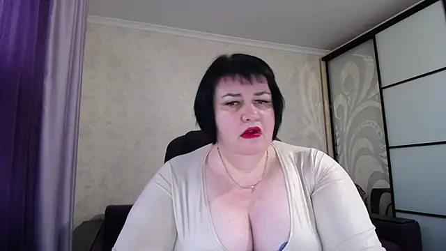 JuicyLady Di online show from October 17, 2025, 5:00 am