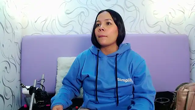 EmilyQueen3x online show from October 9, 2025, 1:00 pm