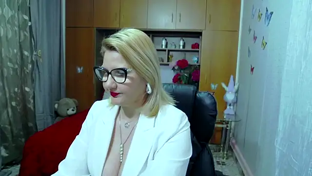 LucilleFenlys online show from February 11, 2025, 7:38 pm