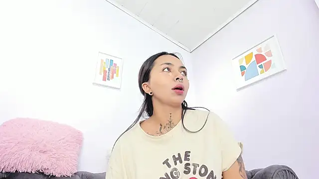 miss soffi  online show from November 6, 2025, 12:20 pm